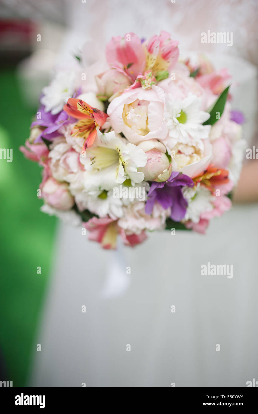 Bride holding a bouquet de fleurs magnifiques Banque D'Images