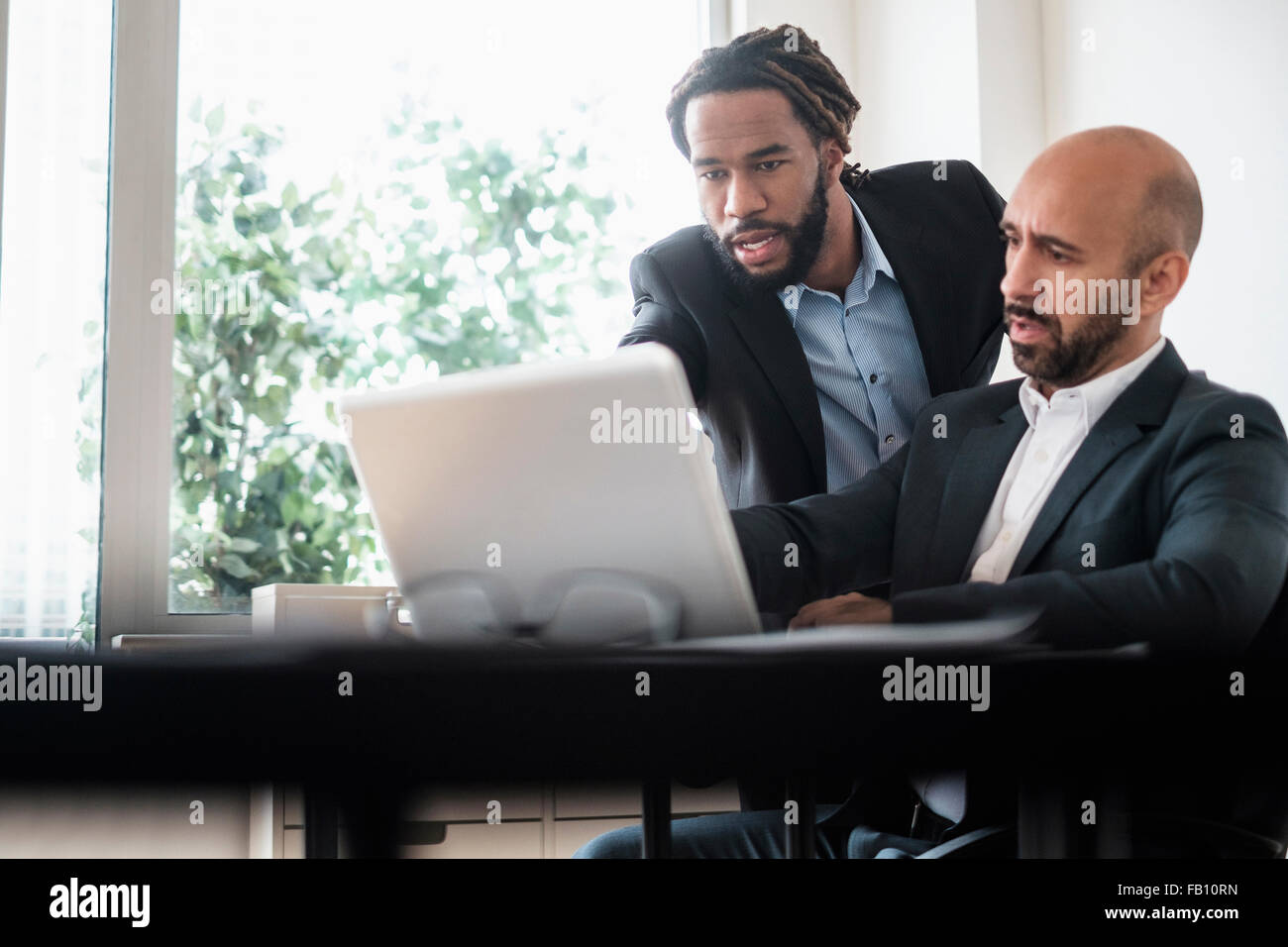 Deux hommes au bureau Banque de photographies et d’images à haute ...