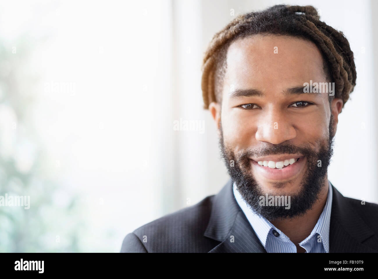 Portrait of businessman wearing smiley répondre Banque D'Images