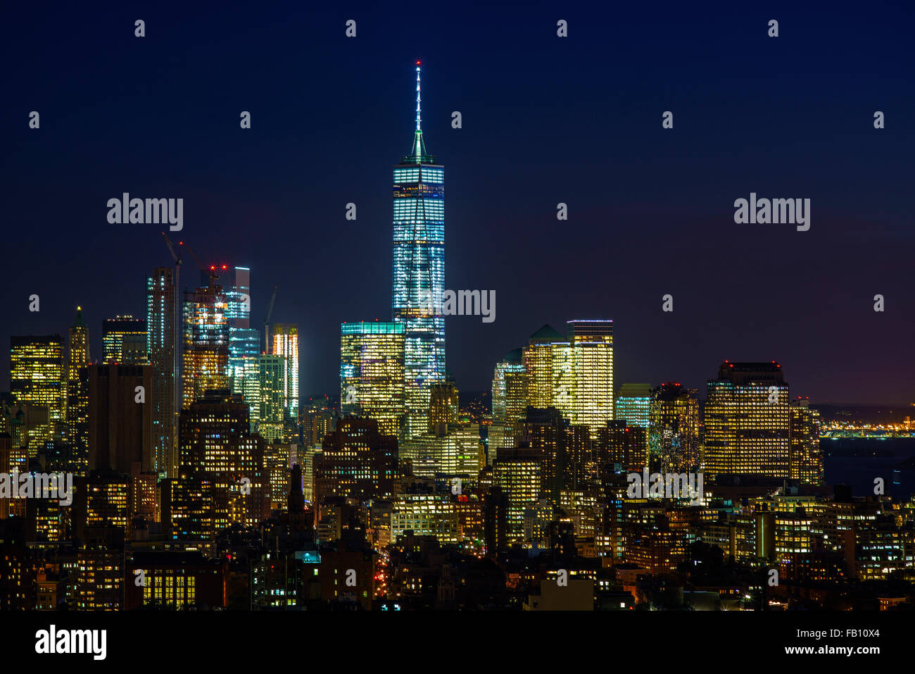 La ville illuminée avec one world trade center de nuit Banque D'Images