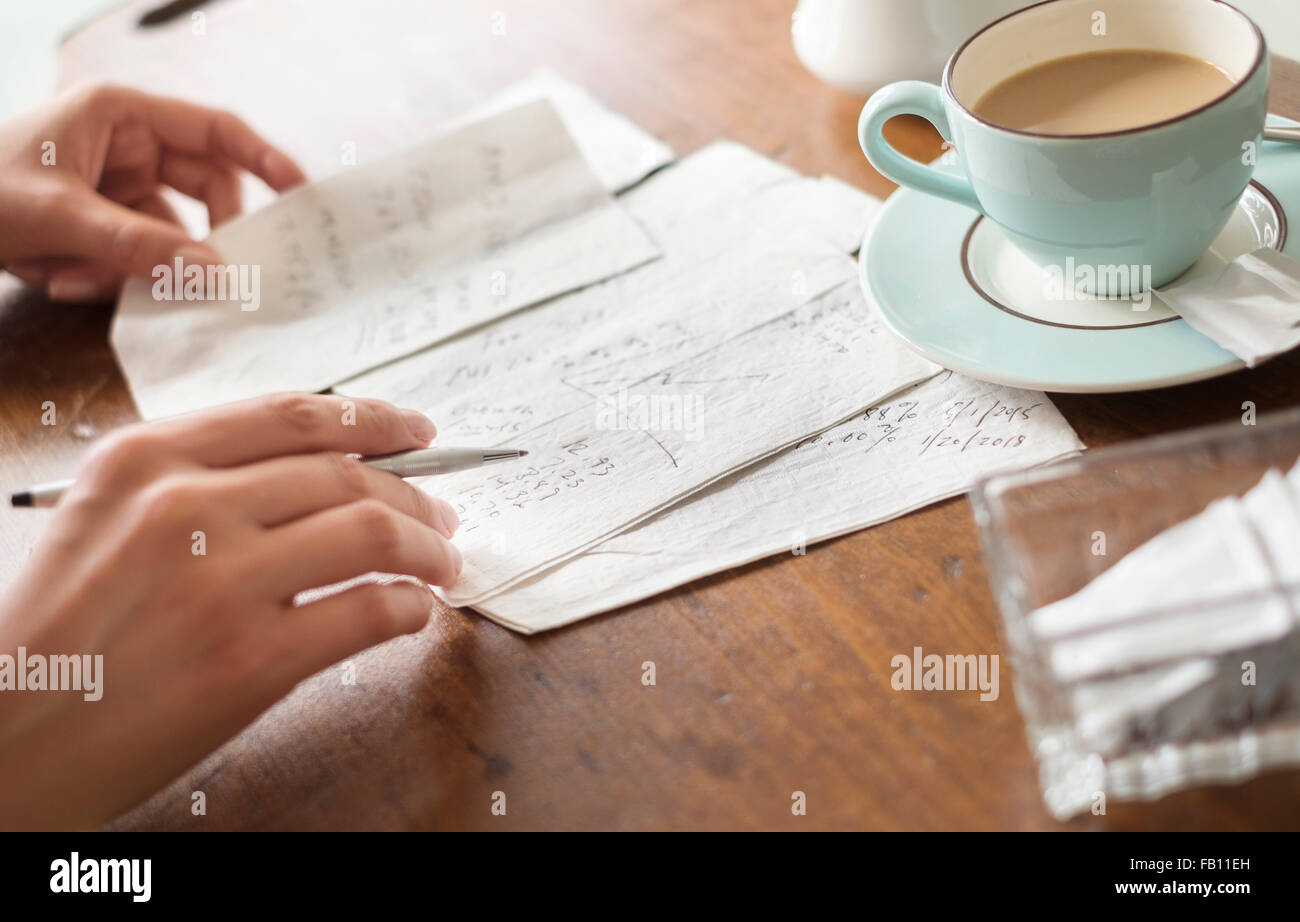 Femme écrivant sur des serviettes Banque D'Images