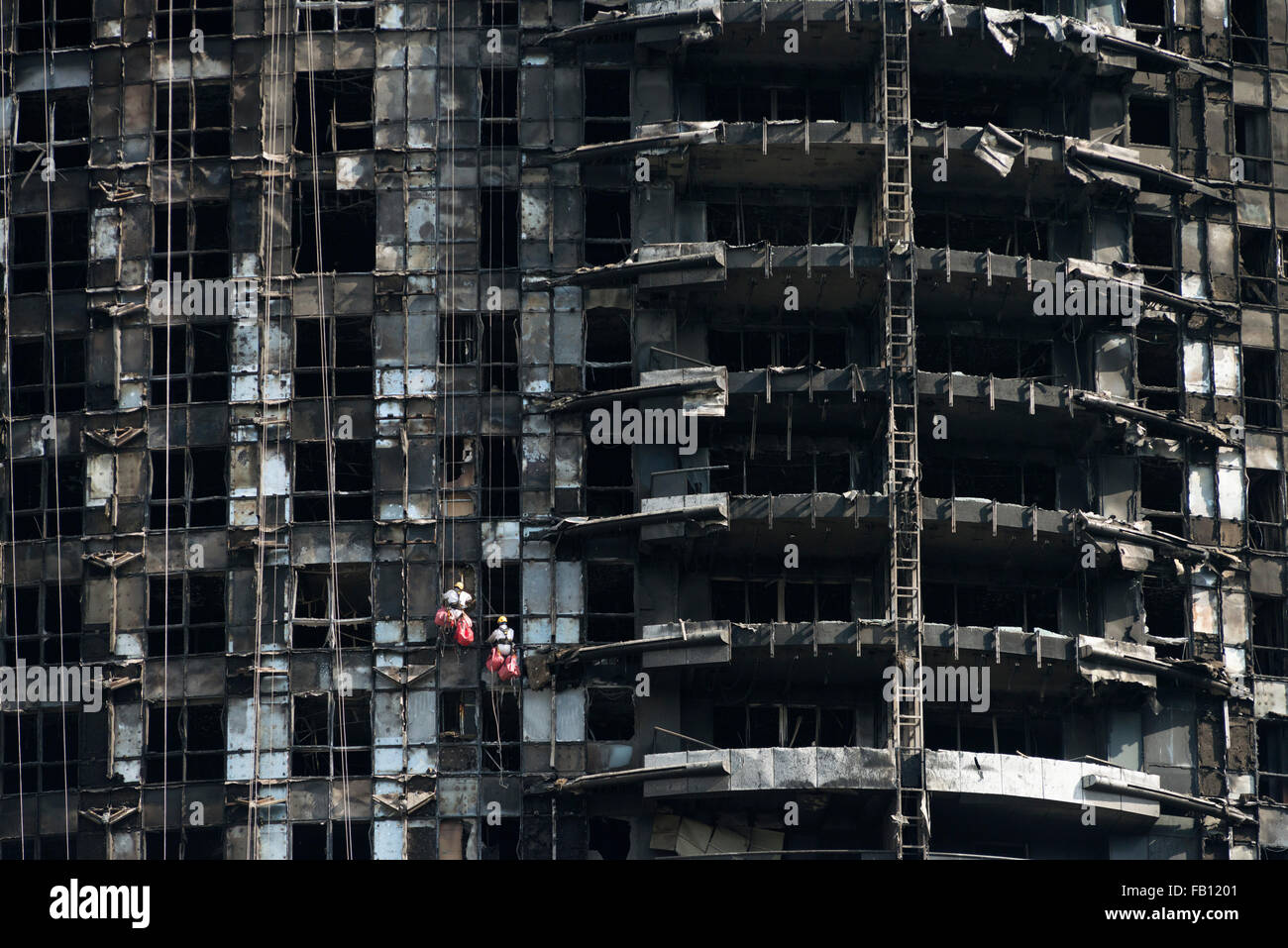 Dubaï, Émirats arabes unis. 7 janvier, 2016. Ouvriers ascending la vidé de façade de l'hôtel l'adresse après le feu a ravagé l'immeuble le soir du Nouvel An 2016. Inspection et réparation ont commencé et l'hôtel est prévu pour être entièrement réparés et rouvert. Credit : Iain Masterton/Alamy Live News Banque D'Images