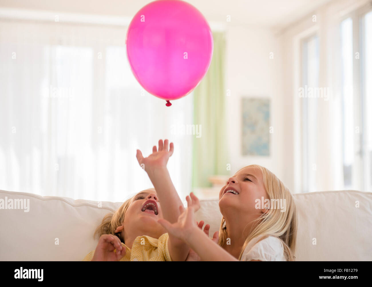 Boy (4-5) et (6-7) à jouer avec ballon rose Banque D'Images