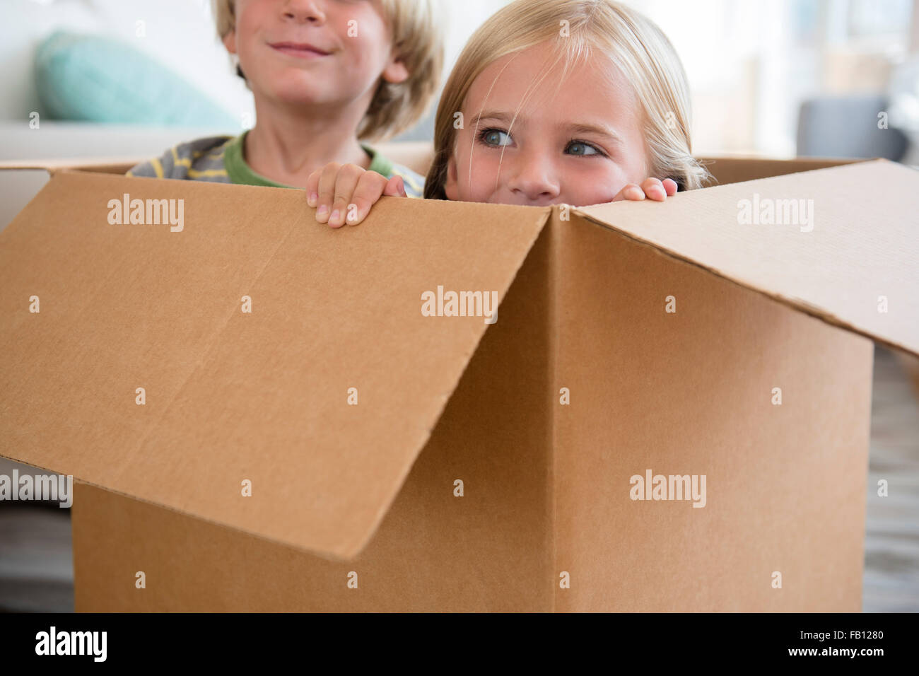 Boy (4-5) et (6-7) sitting in box Banque D'Images