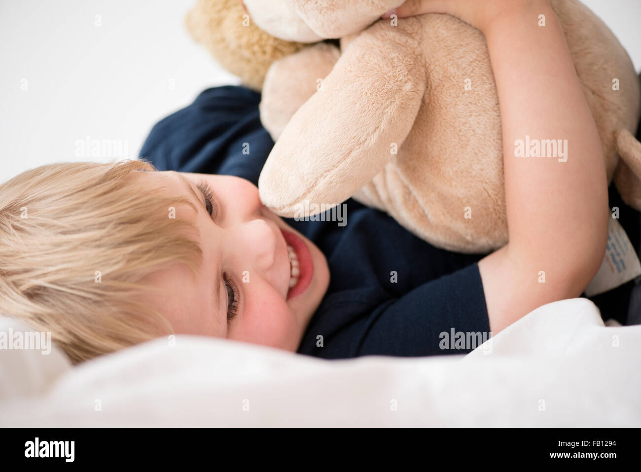 Smiling boy (2-3) avec de jouet Banque D'Images