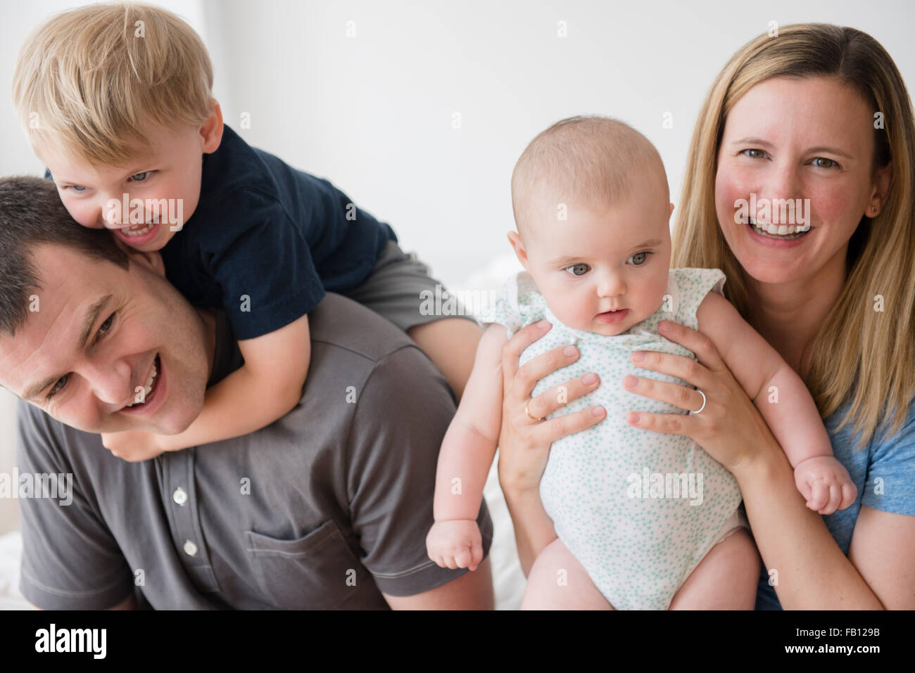 Portrait Of Parents With Son 2 3 Et Fille De Bebe 12 17 Mois Photo Stock Alamy