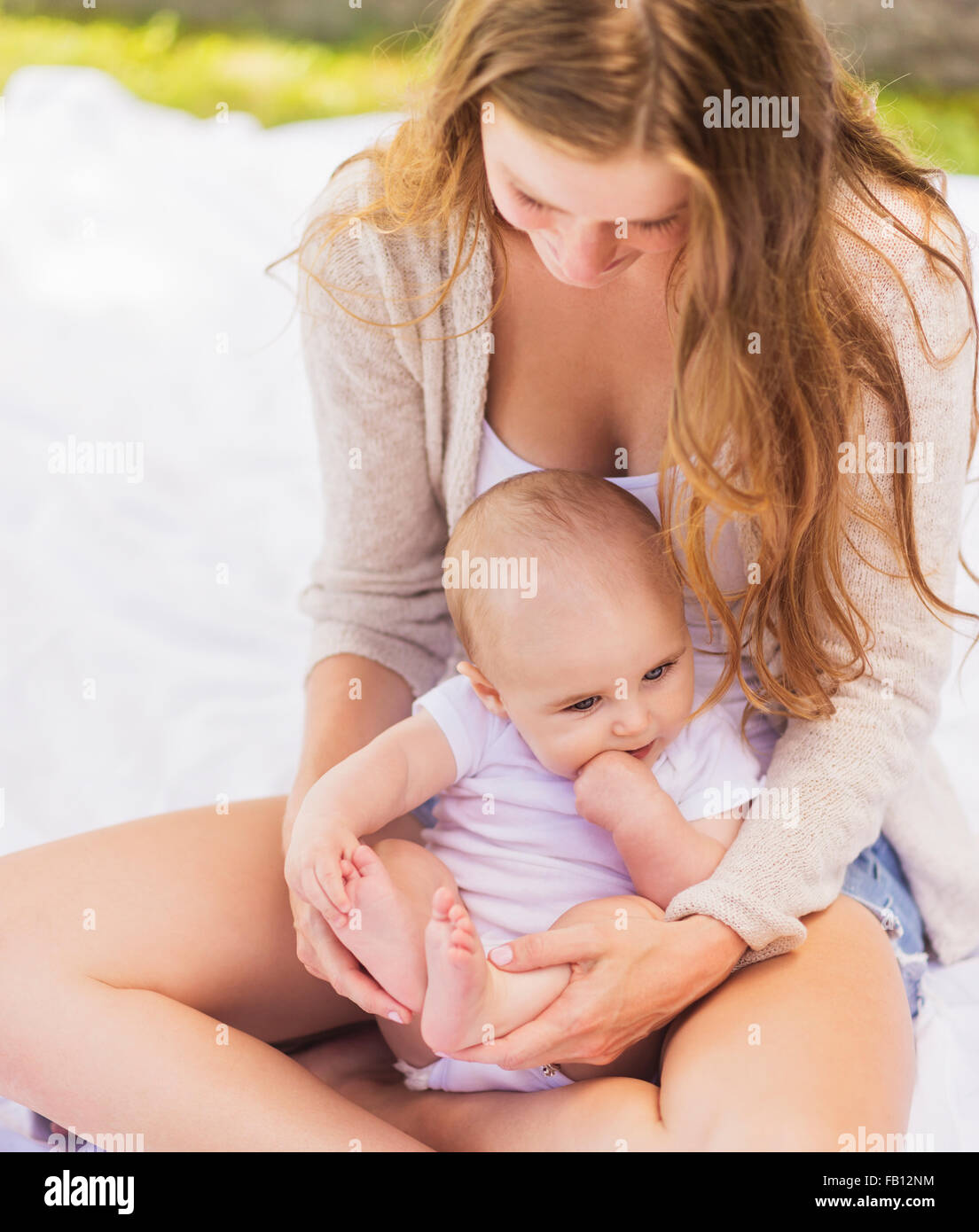 Mother sitting avec bébé garçon (6-11 mois Photo Stock - Alamy