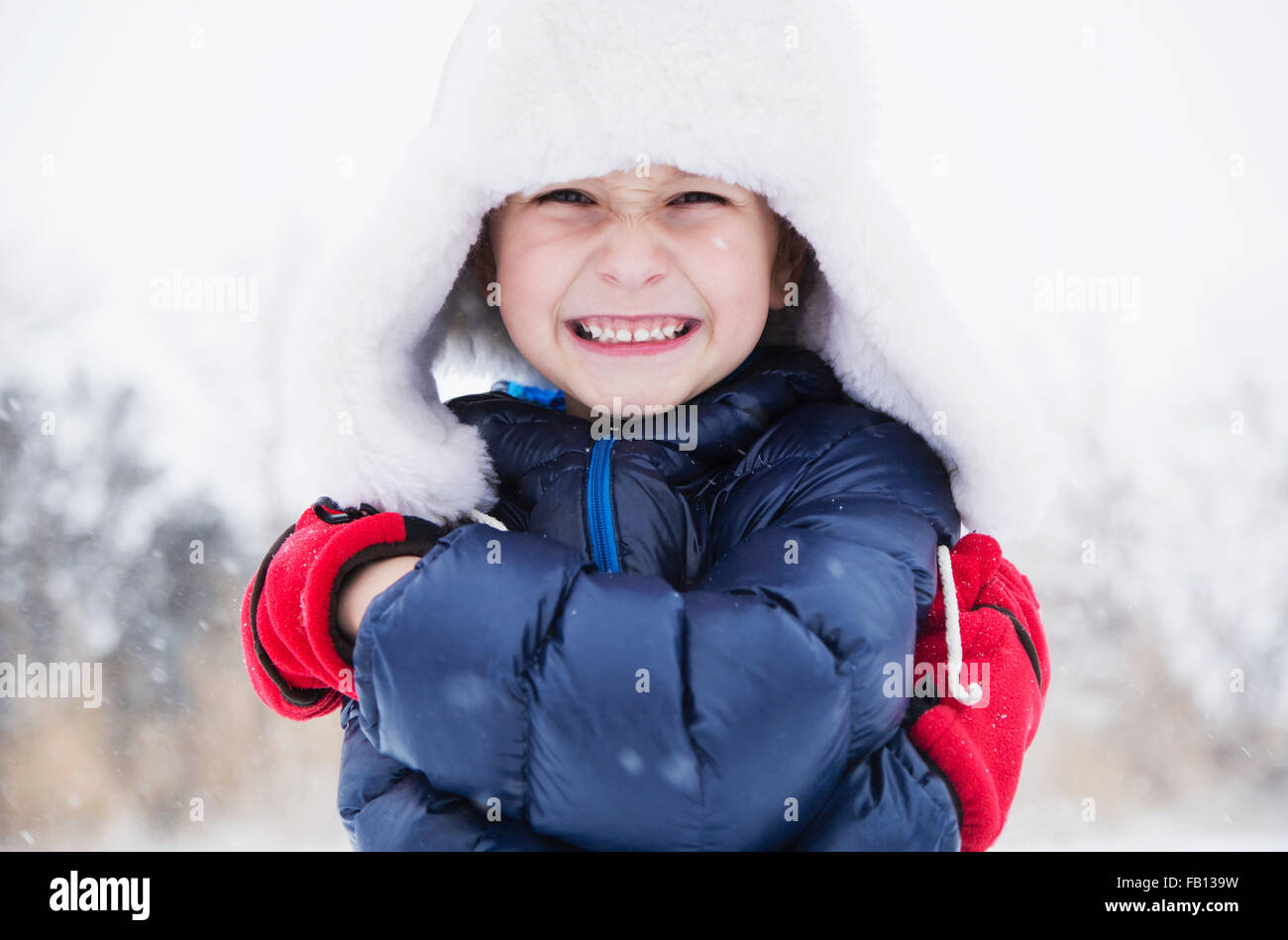 Portrait of boy (6-7) in fur hat et gants Banque D'Images