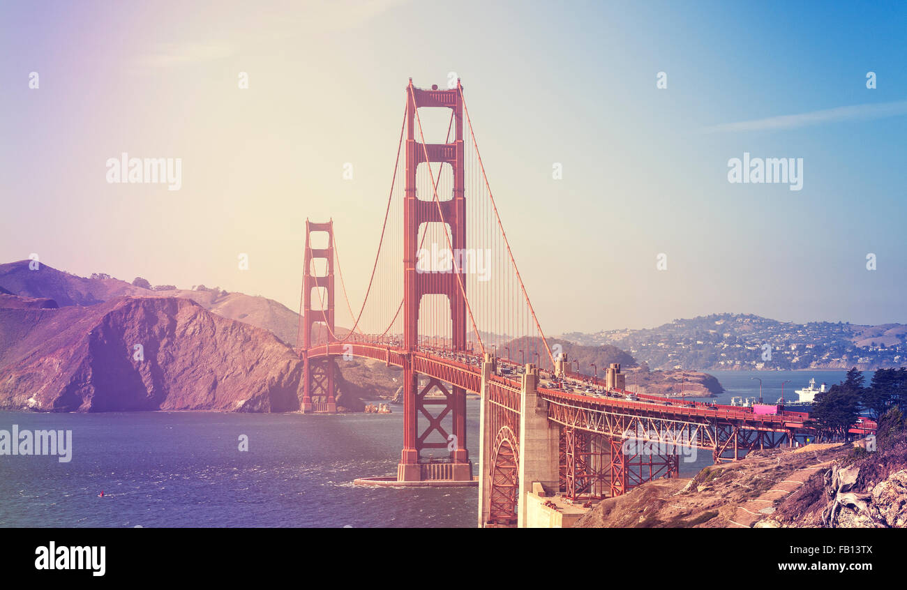Retro photo stylisée du Golden Gate Bridge à San Francisco, USA. Banque D'Images
