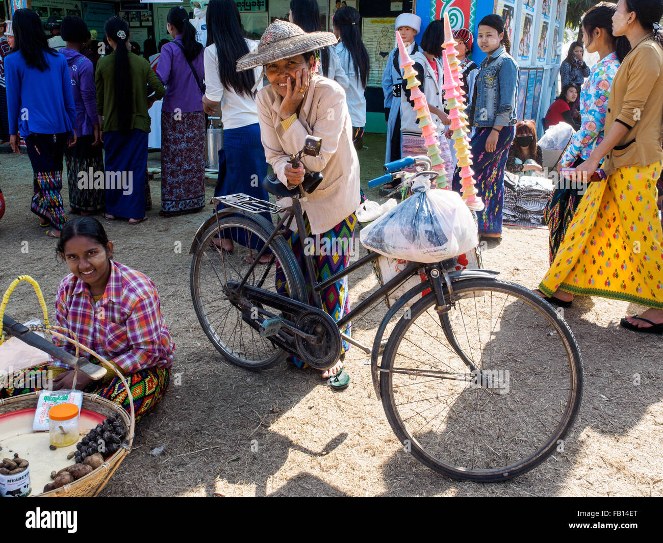 Un villageois à Manau Danse, cérémonie traditionnelle du peuple Kachin pour célébrer la Journée nationale de Kachin à Myitkyina, Myanmar Banque D'Images