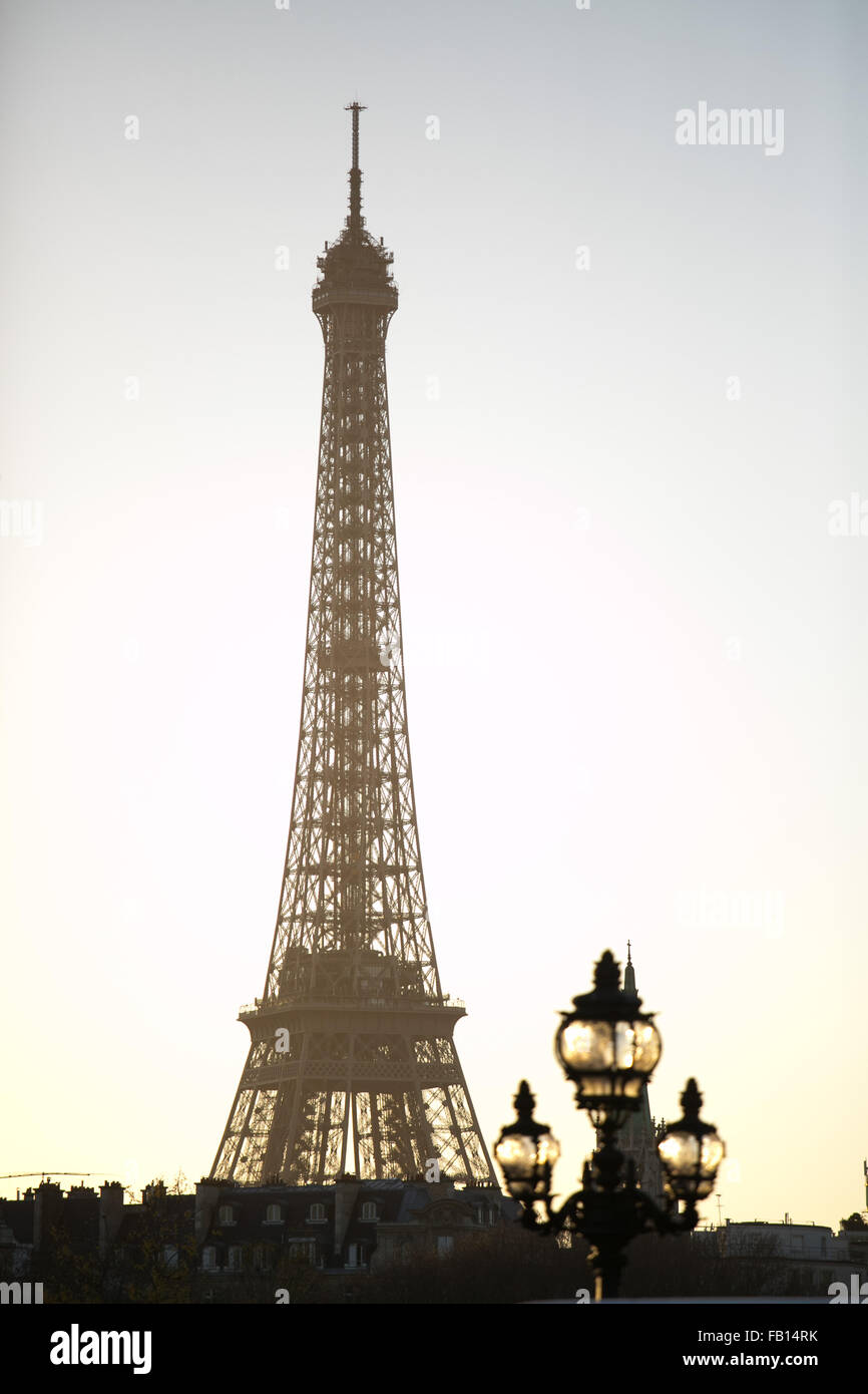 La Tour Eiffel à Paris au coucher du soleil. Banque D'Images