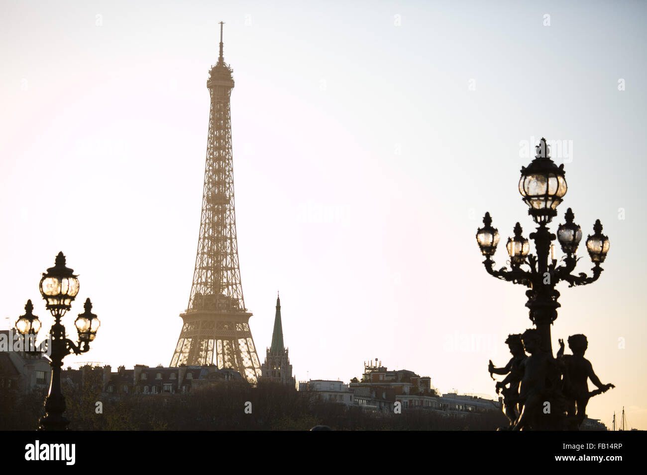 La Tour Eiffel à Paris au coucher du soleil. Banque D'Images