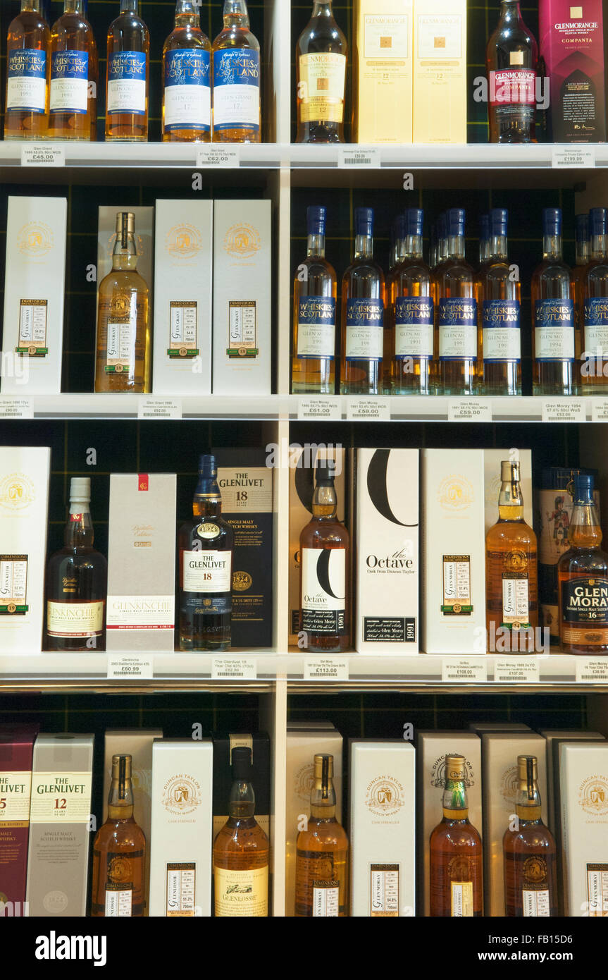 Étagères de whisky shop Huntly, Aberdeenshire, Ecosse. Banque D'Images