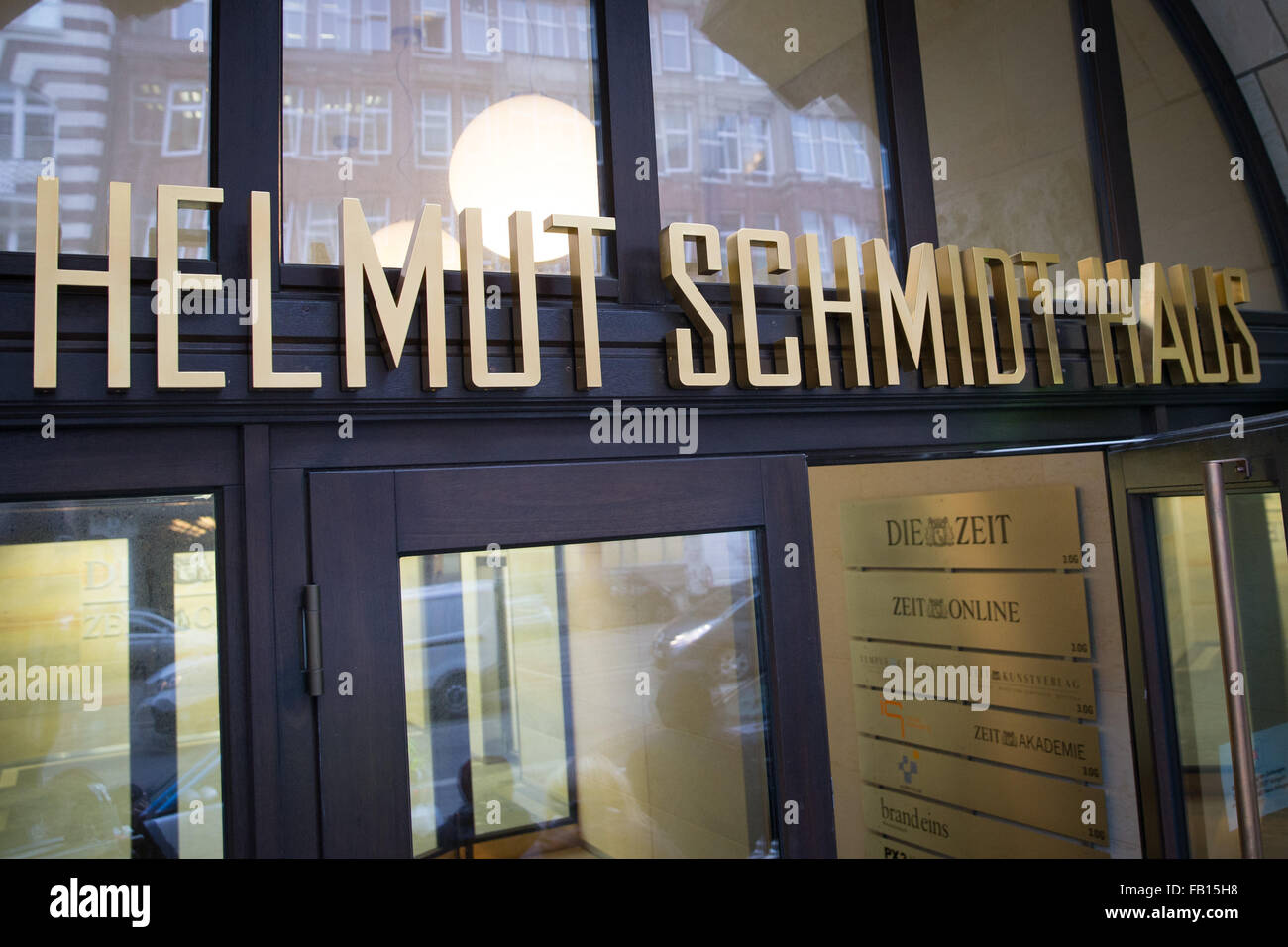 Hambourg, Allemagne. Jan 7, 2016. Le nouveau 'lettrage Helmut-Schmidt-Haus' sur l'entrée de l'immeuble anciennement connu sous le nom de 'Pressehaus' dans le centre de Hambourg, Allemagne, 7 janvier 2016. La maison d'édition de l'hebdomadaire Die Zeit est en train de changer son nom en l'honneur de l'éditeur de longue date et l'ancien chancelier allemand Helmut Schmidt (1918-2015). PHOTO : CHRISTIAN CHARISIUS/DPA/Alamy Live News Banque D'Images