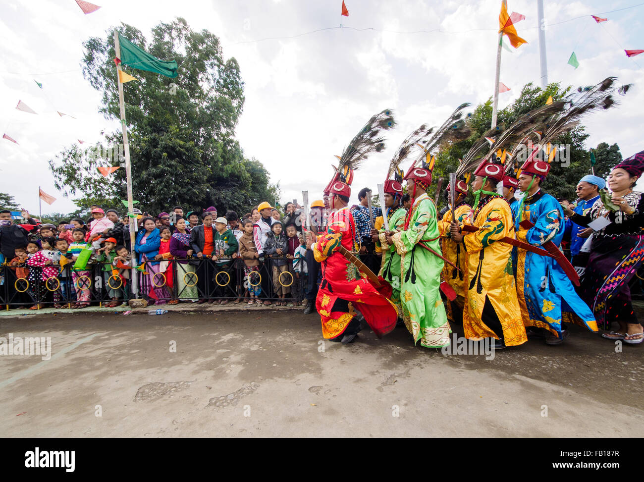 Manau la danse, cérémonie traditionnelle du peuple Kachin pour célébrer la Journée nationale de Kachin à Myitkyina, Myanmar Banque D'Images