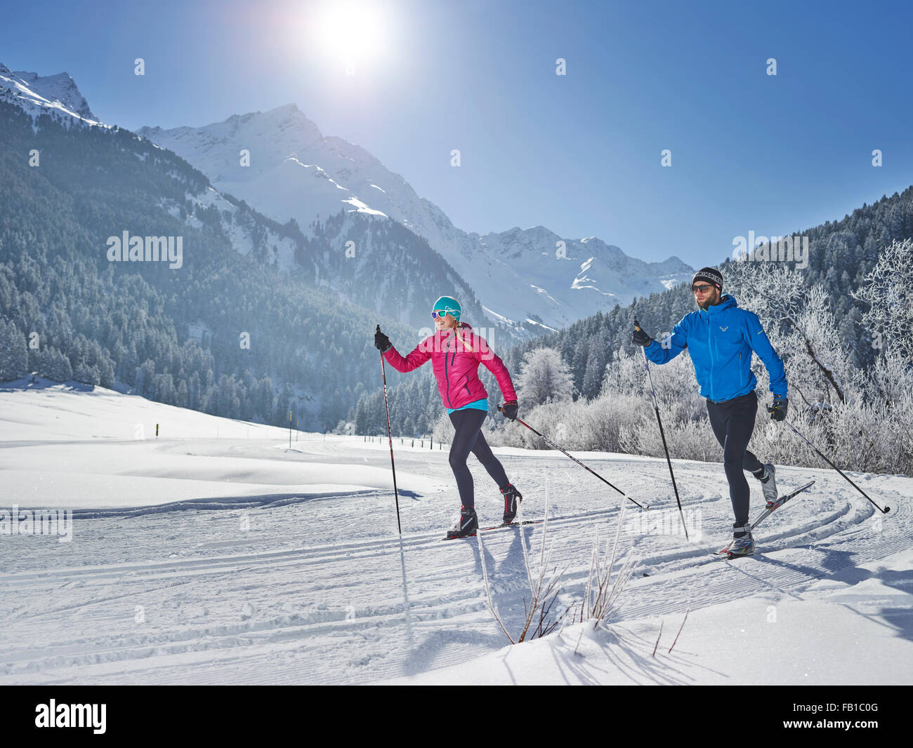 La femme et l'homme, le ski de fond, Seilrain, Sellraintal, Alpes de Stubai, Tyrol, Autriche Banque D'Images