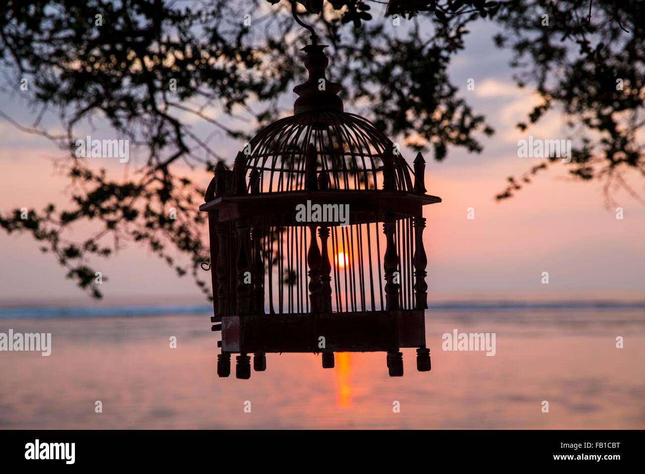 La silhouette de la cage vide au coucher du soleil, Gili Trawangan, Lombok, Indonésie Banque D'Images