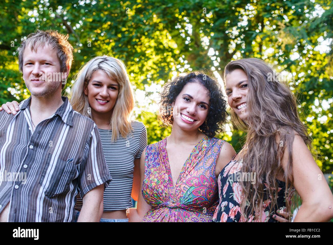 Portrait de quatre amis adultes à party in garden Banque D'Images