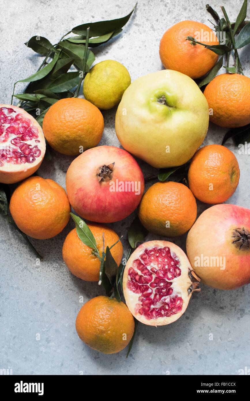 Vue aérienne de fruits colorés et de moitié la grenade Banque D'Images