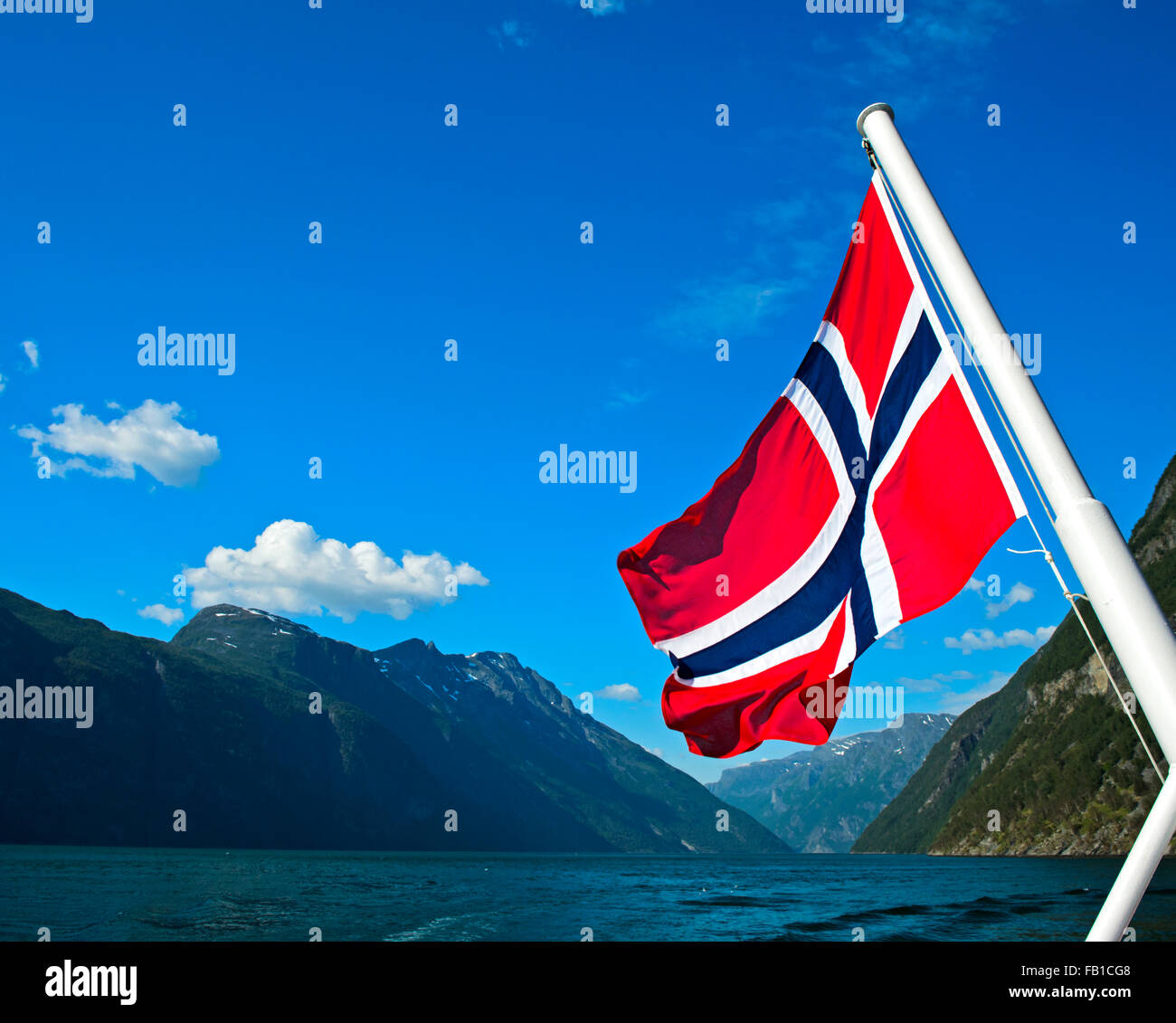 Drapeau national norvégien, l'expédition dans le fjord de Geiranger, Site du patrimoine mondial de l'UNESCO, à Geiranger, Norvège Banque D'Images