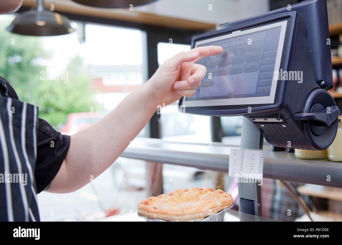 Cropped shot of butcher shop bouchers en pie de pesage Banque D'Images