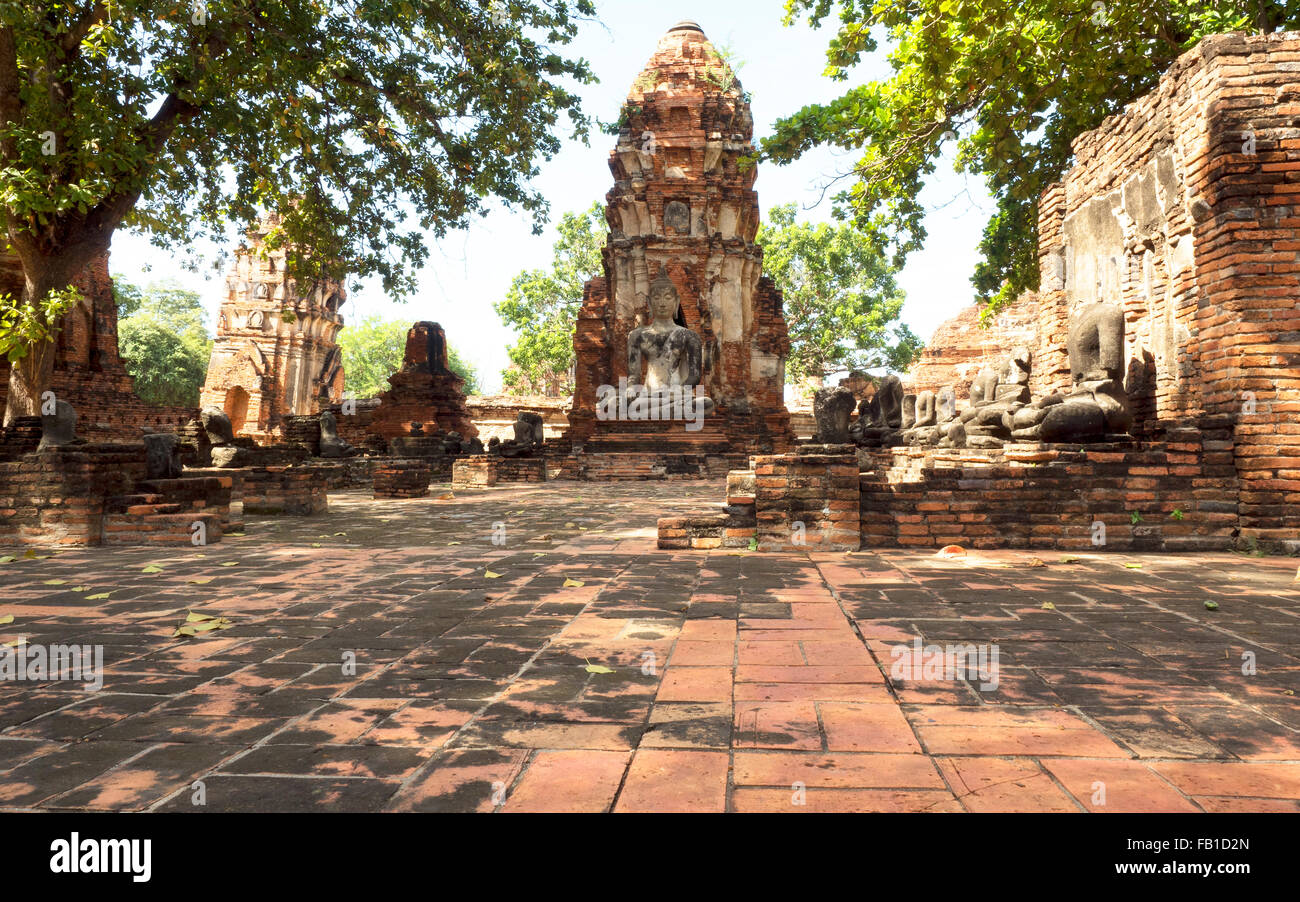 Temple délabré avec statue de Bouddha, Wat Mahathat Sukhothai, Parc historique de Sukhothaï, UNESCO World Heritage Site, Mueang Kao Banque D'Images