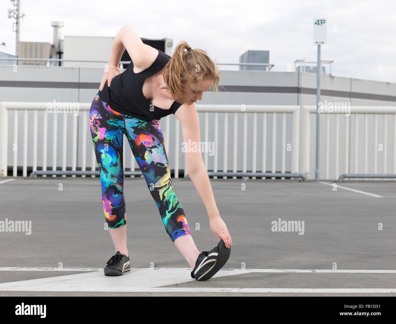 Jeune femme faisant partie de la formation en stationnement Banque D'Images