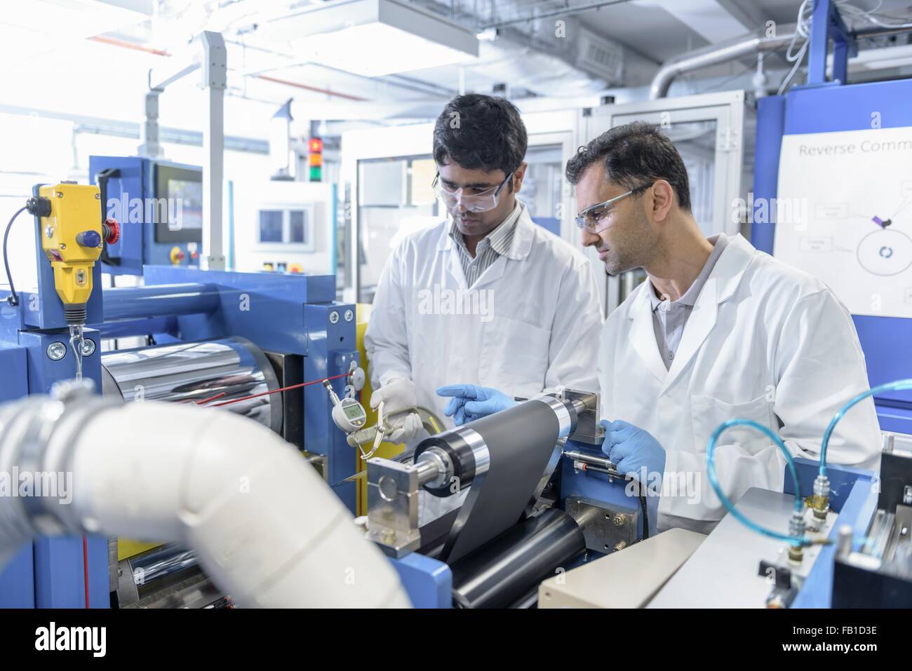 Les scientifiques avec une batterie lithium-ion batterie de production à l'installation de recherche Banque D'Images