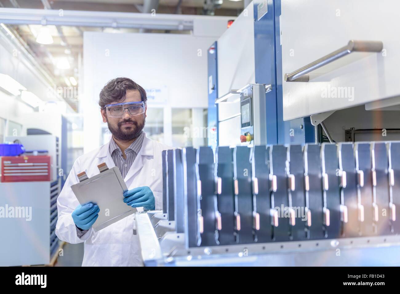 Chercheur scientifique à la fabrication de cellules lithium-ion pouch ...