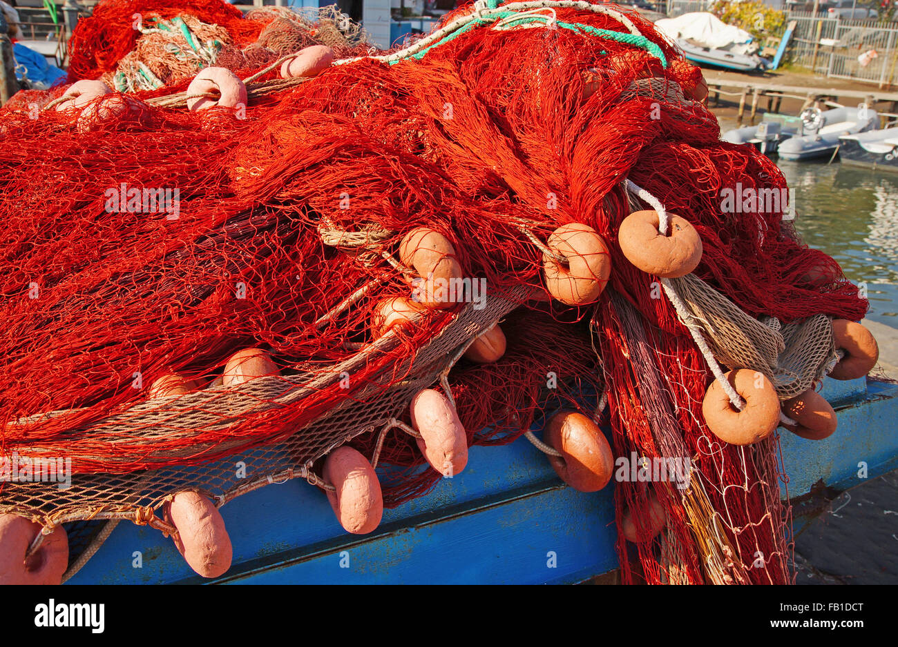 Filet de pêche rouge avec des bouées dans le port. Banque D'Images