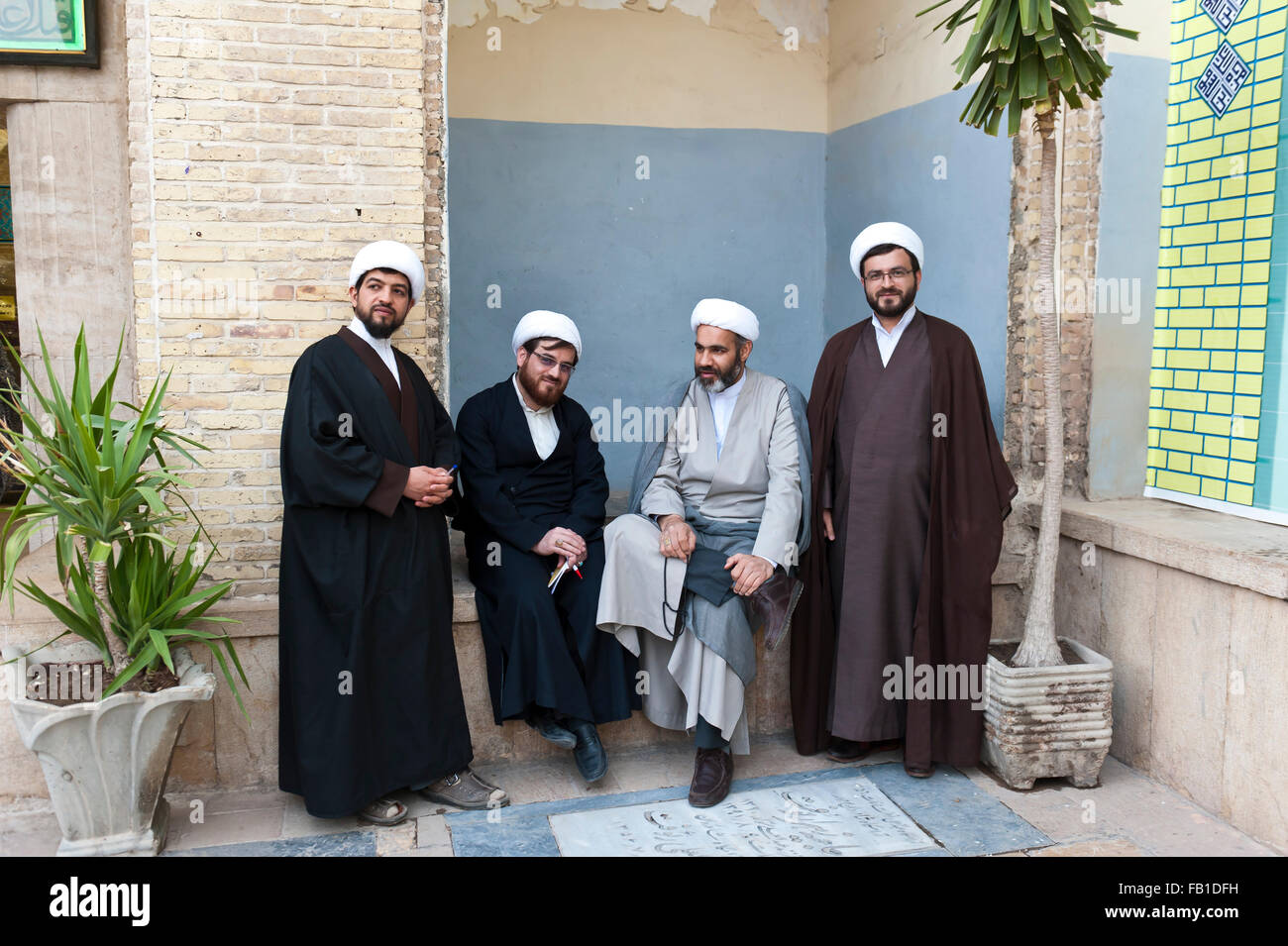Quatre mollahs de turbans et de longues robes, des religieux chiites, Ali Ebn Mosque Imamzadeh-ye-e Hamze ou Ali ibn Ahmad ibn Hamza Banque D'Images