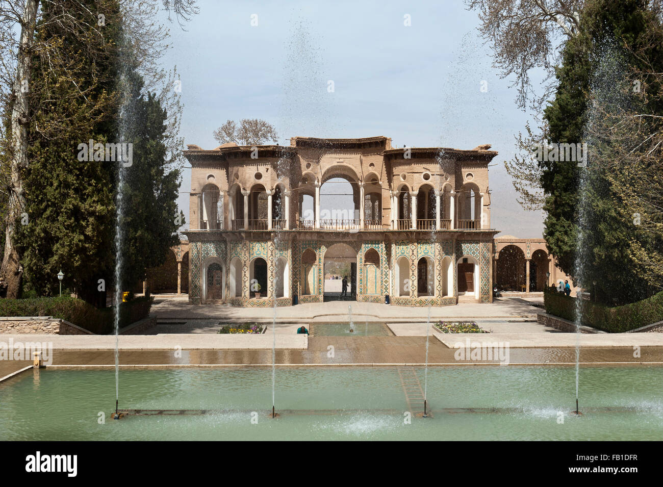 Pavillon à l'entrée, fontaines, Shazdeh Garden ou Bagh-e, Shāhzādeh Mahan, province de Kerman, Iran Banque D'Images