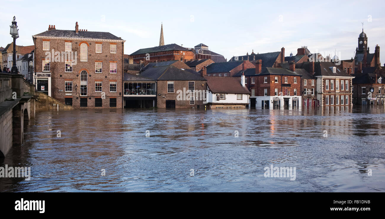 Voir l'emblématique de la "New York inondées' extrait de l'Ouse Bridge, Noël 2015, York, Yorkshire, Angleterre, Royaume-Uni Banque D'Images