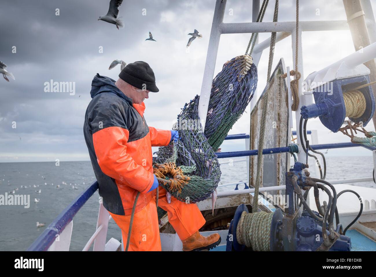 La préparation de pêcheur sur le pont du chalutier net Banque D'Images