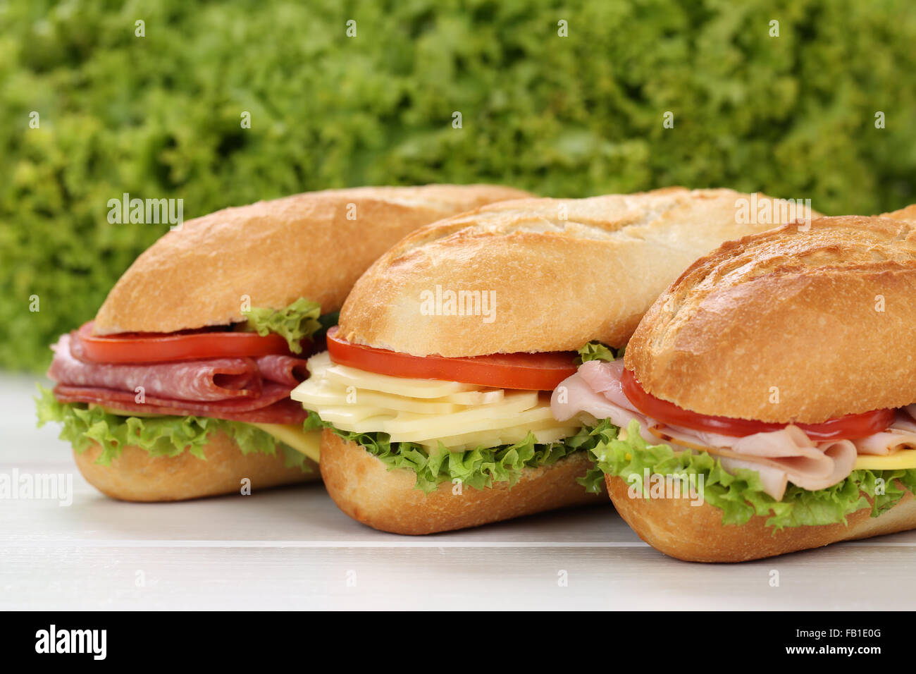 Des sandwiches de charcuterie sous la baguette au jambon, salami, fromage, tomates et laitue Banque D'Images