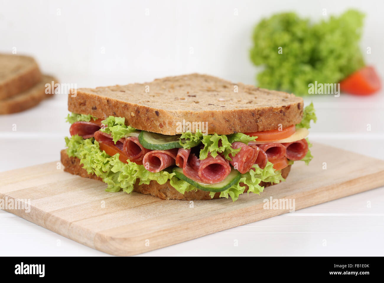 Griller le pain pour le petit-déjeuner sandwich au salami, fromage, tomates, laitue Banque D'Images