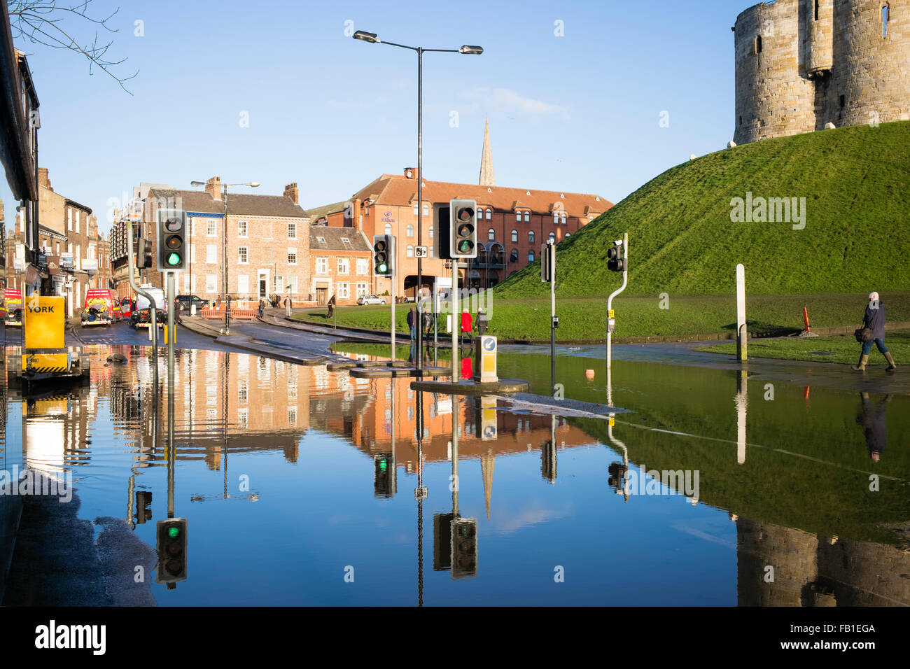 L'eau de l'inondation à la base de la tour de Clifford, Noël 2015, York, Yorkshire, Angleterre Banque D'Images