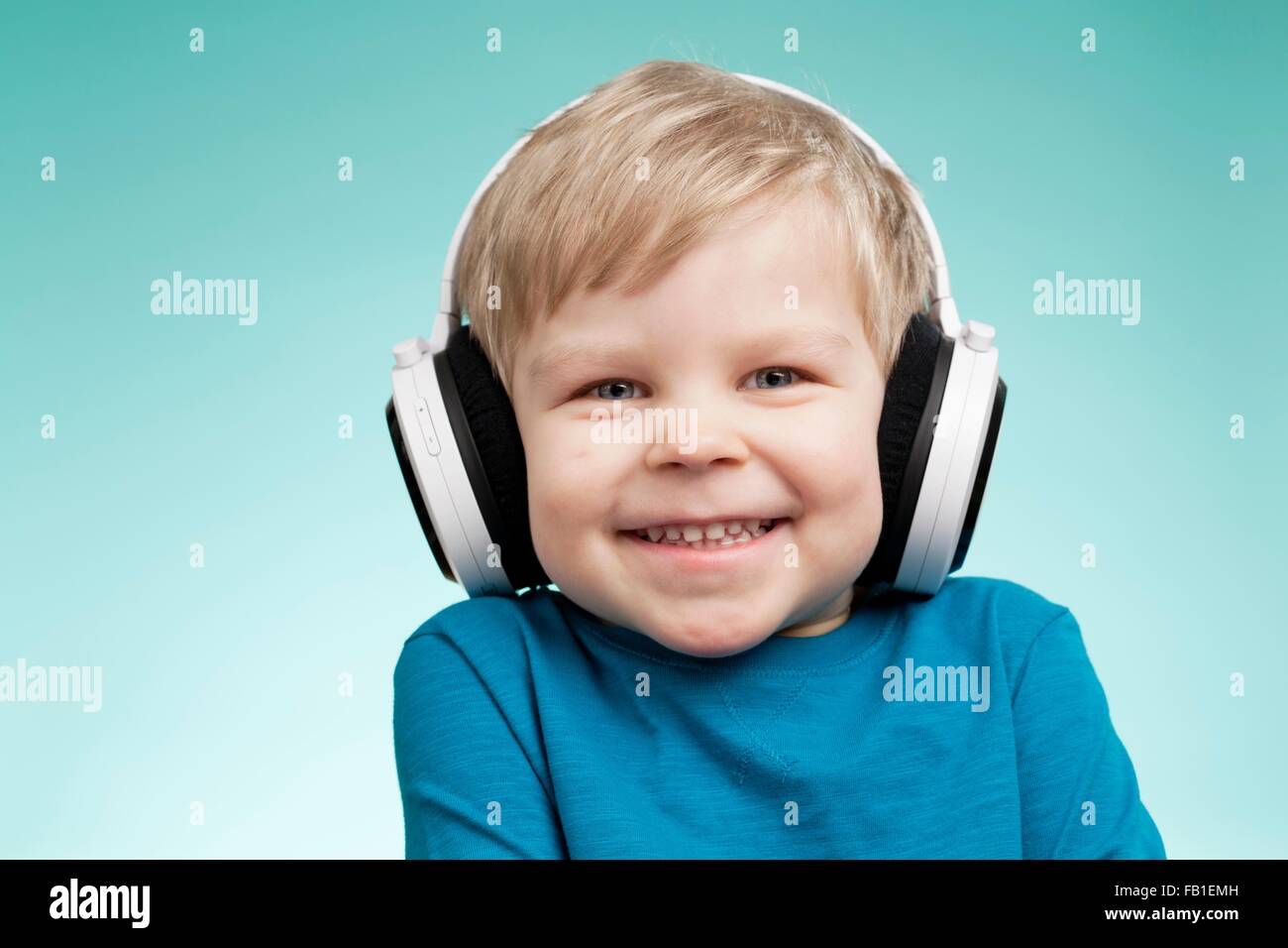 Little Boy wearing headphones and smiling Banque D'Images