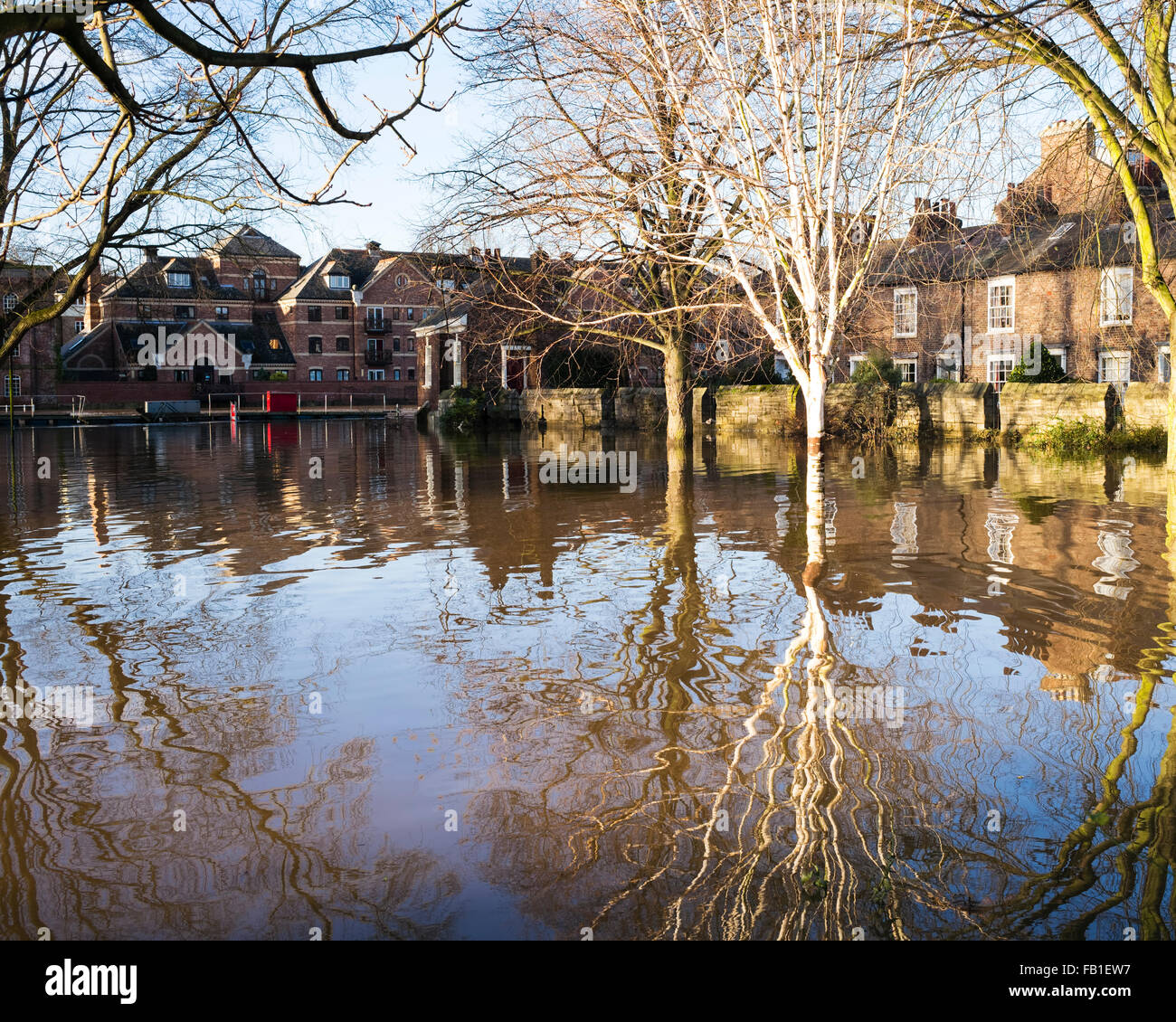 Des appartements modernes et un Skeldergate mur médiéval reflète dans l'eau de l'inondation à Saint George's Field Park, York, Yorkshire, UK Banque D'Images