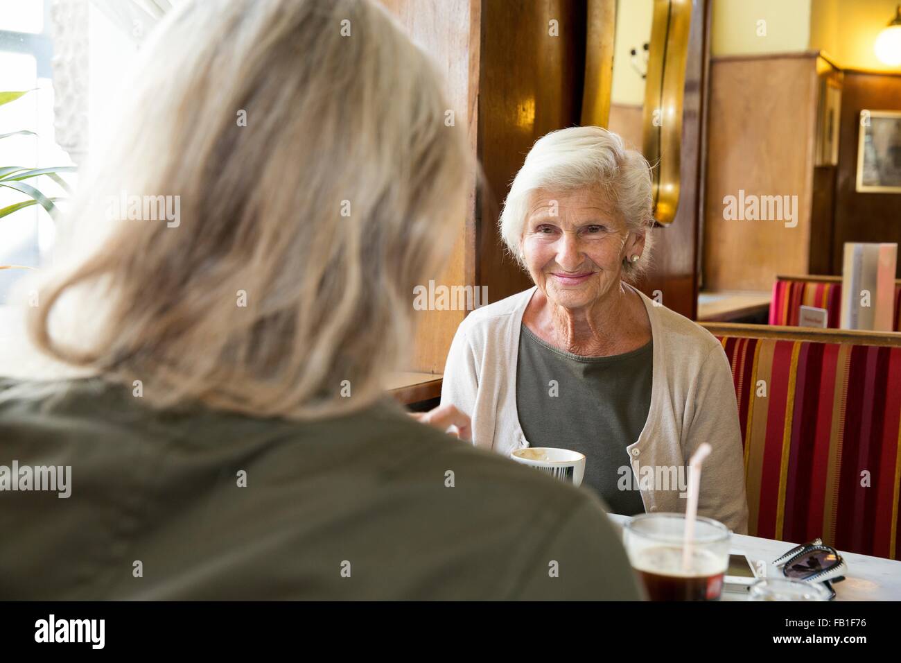 Mother and Daughter sitting together in cafe Banque D'Images