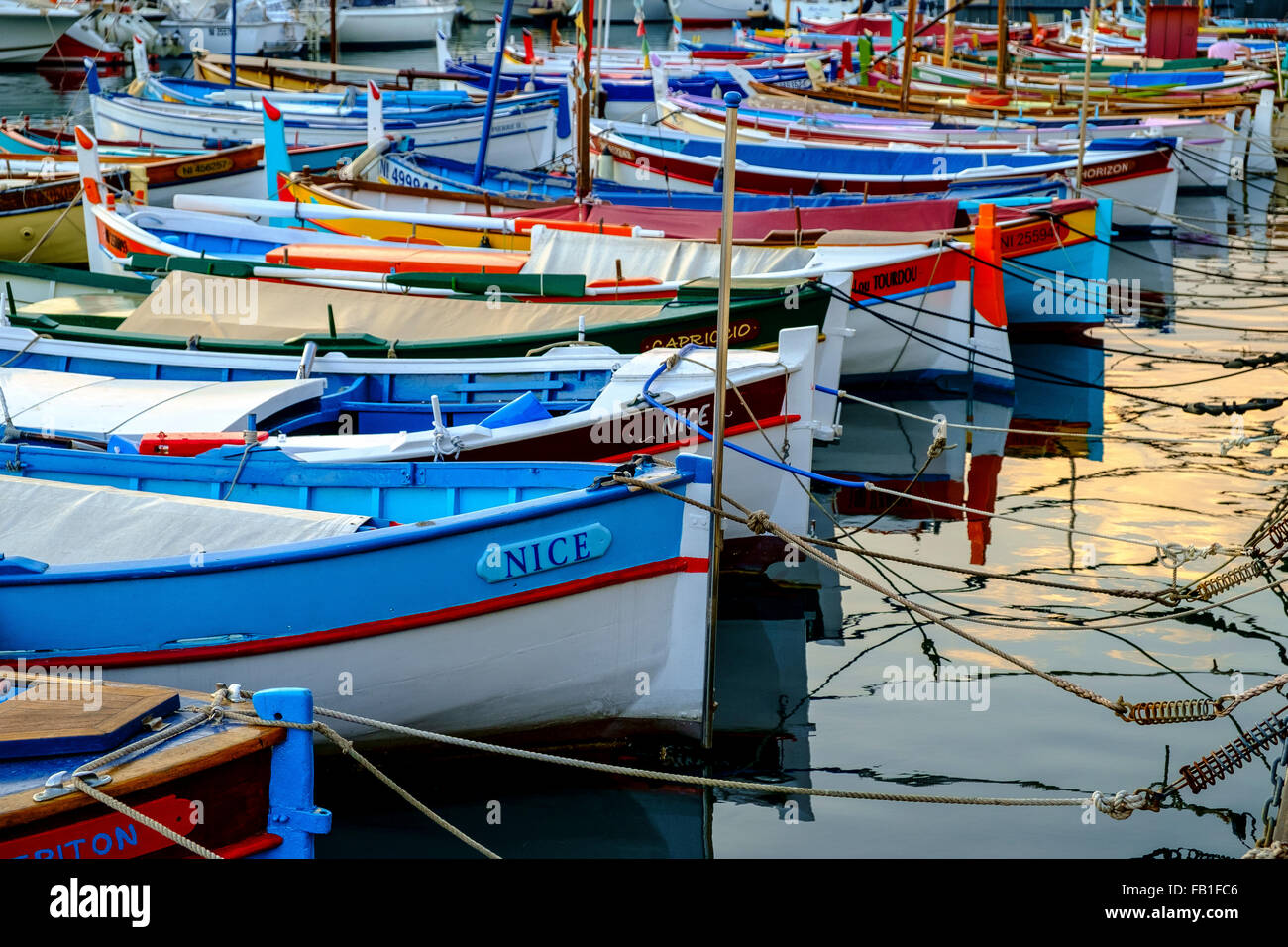 Coloré bateau bateaux port port de Nice Banque D'Images