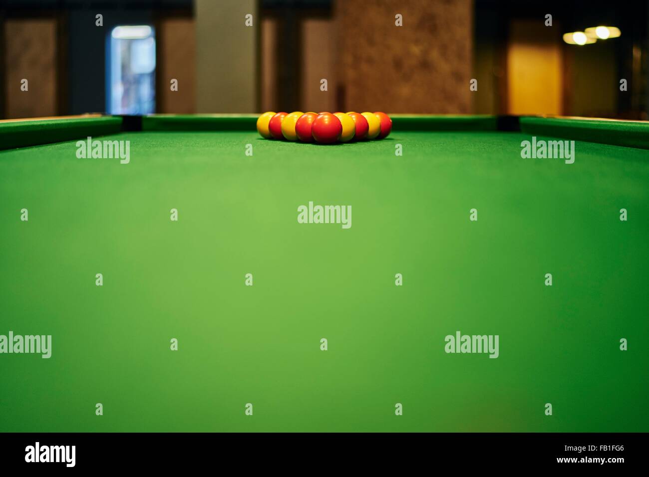 Niveau de la surface de la vue extérieure jaune et rouge boules sur table de billard Banque D'Images