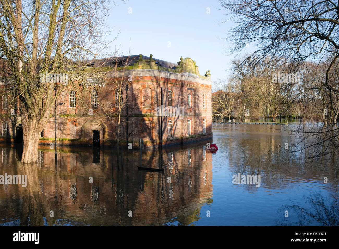 L'entrepôt de collage entouré par l'eau de l'inondation de 2015, les inondations de Noël New York, Yorkshire, Angleterre, Royaume-Uni Banque D'Images