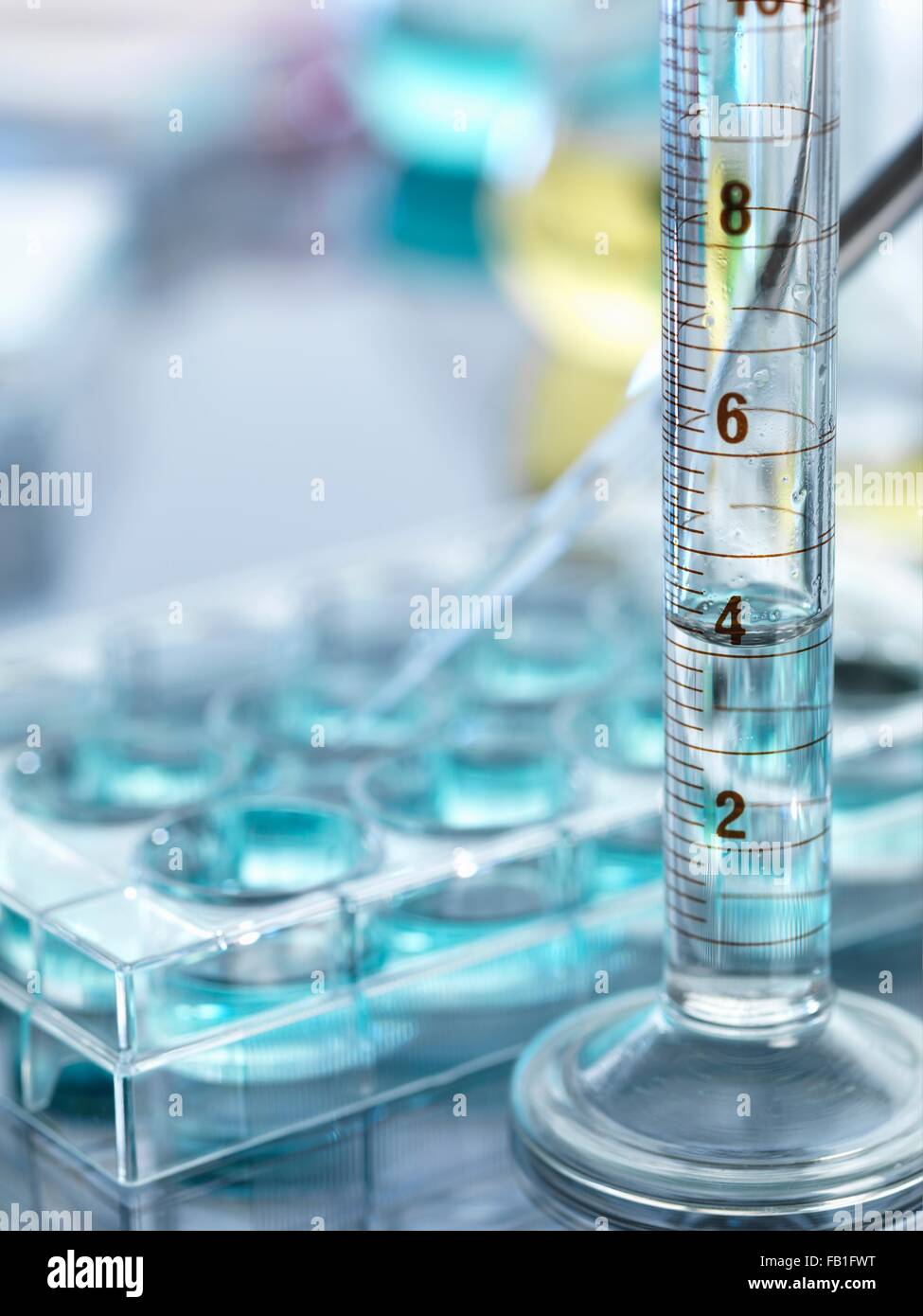 Un gros plan d'un cylindre volumétrique contenant une formule chimique dans un laboratoire Banque D'Images