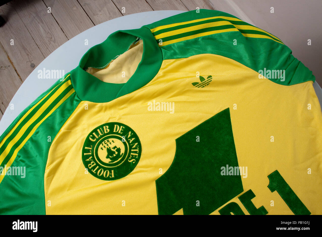 1980 vert et jaune maillot de football pour l'équipe française des FC  Nantes Photo Stock - Alamy