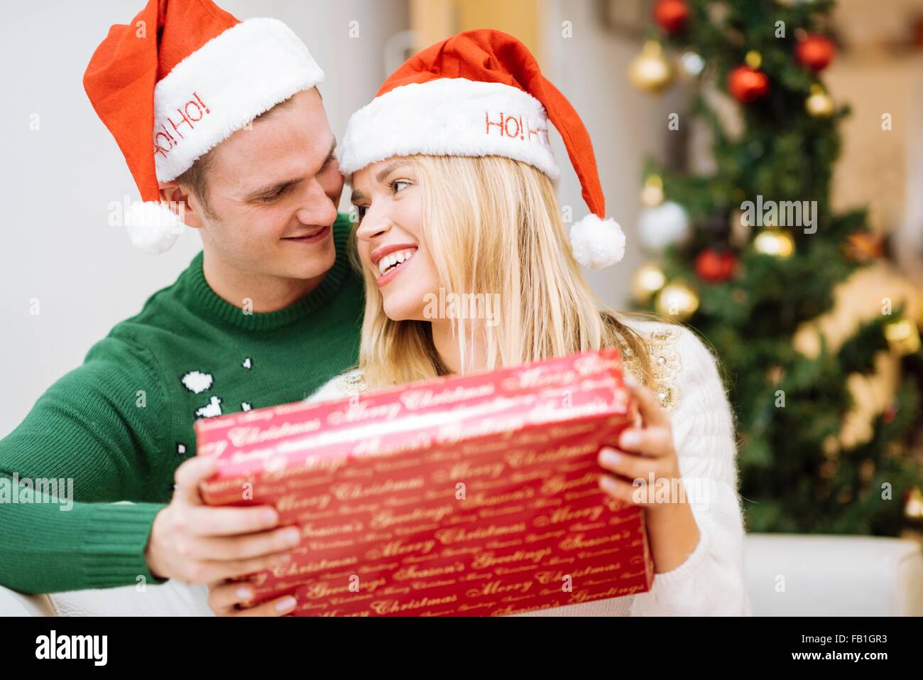 Jeune couple romantique partager cadeau de Noël Banque D'Images