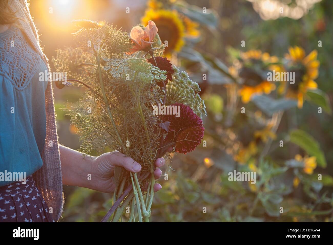 Portrait de femme tenant des fleurs fraîches et de fougères à l'attribution Banque D'Images Portrait de femme tenant des fleurs fraîches et de fougères à l'attribution Banque D'Images