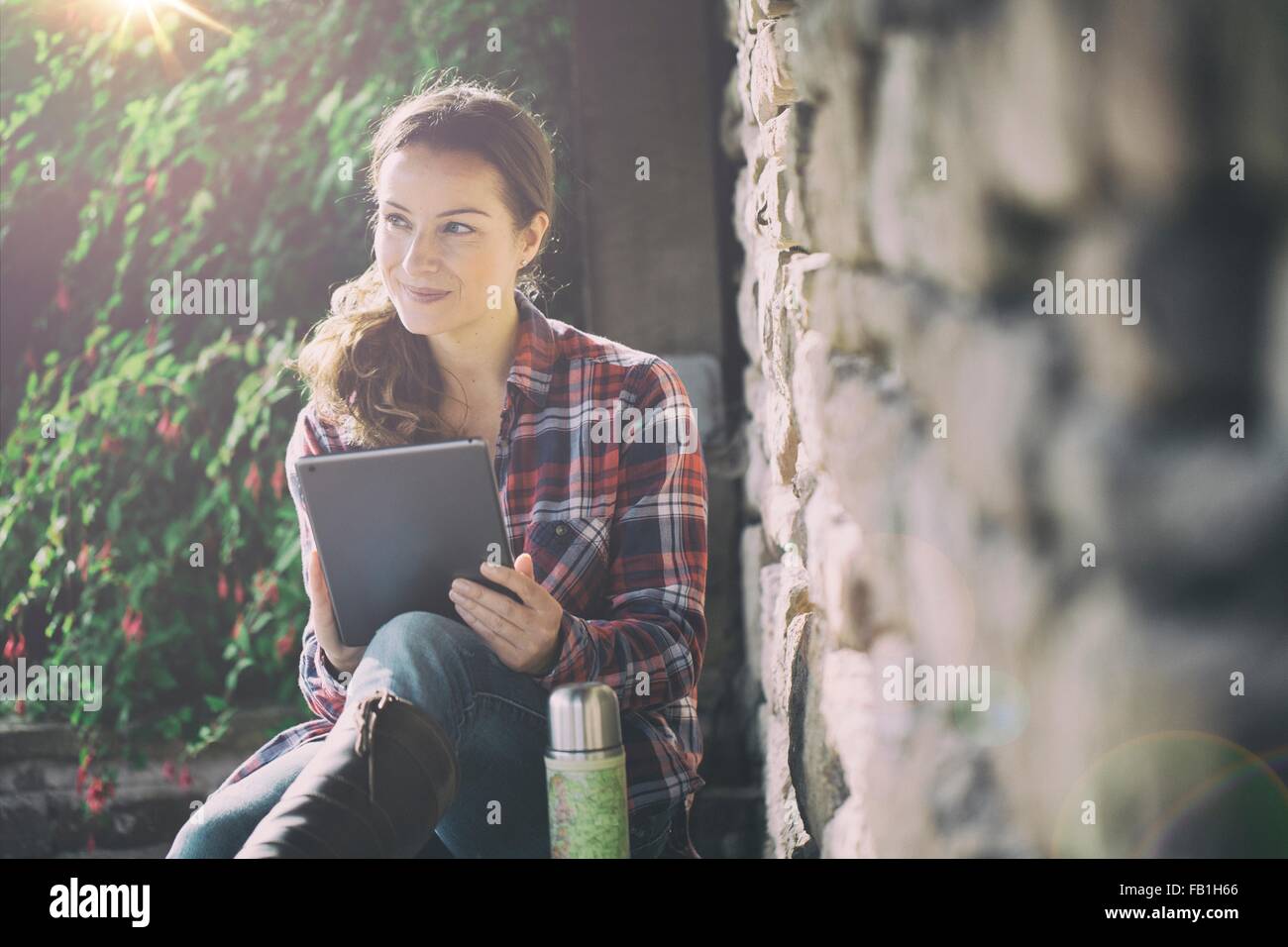 Mid adult woman using digital tablet in jardins au Château de Thornbury, South Gloucestershire, Royaume-Uni Banque D'Images Mid adult woman using digital tablet in jardins au Château de Thornbury, South Gloucestershire, Royaume-Uni Banque D'Images