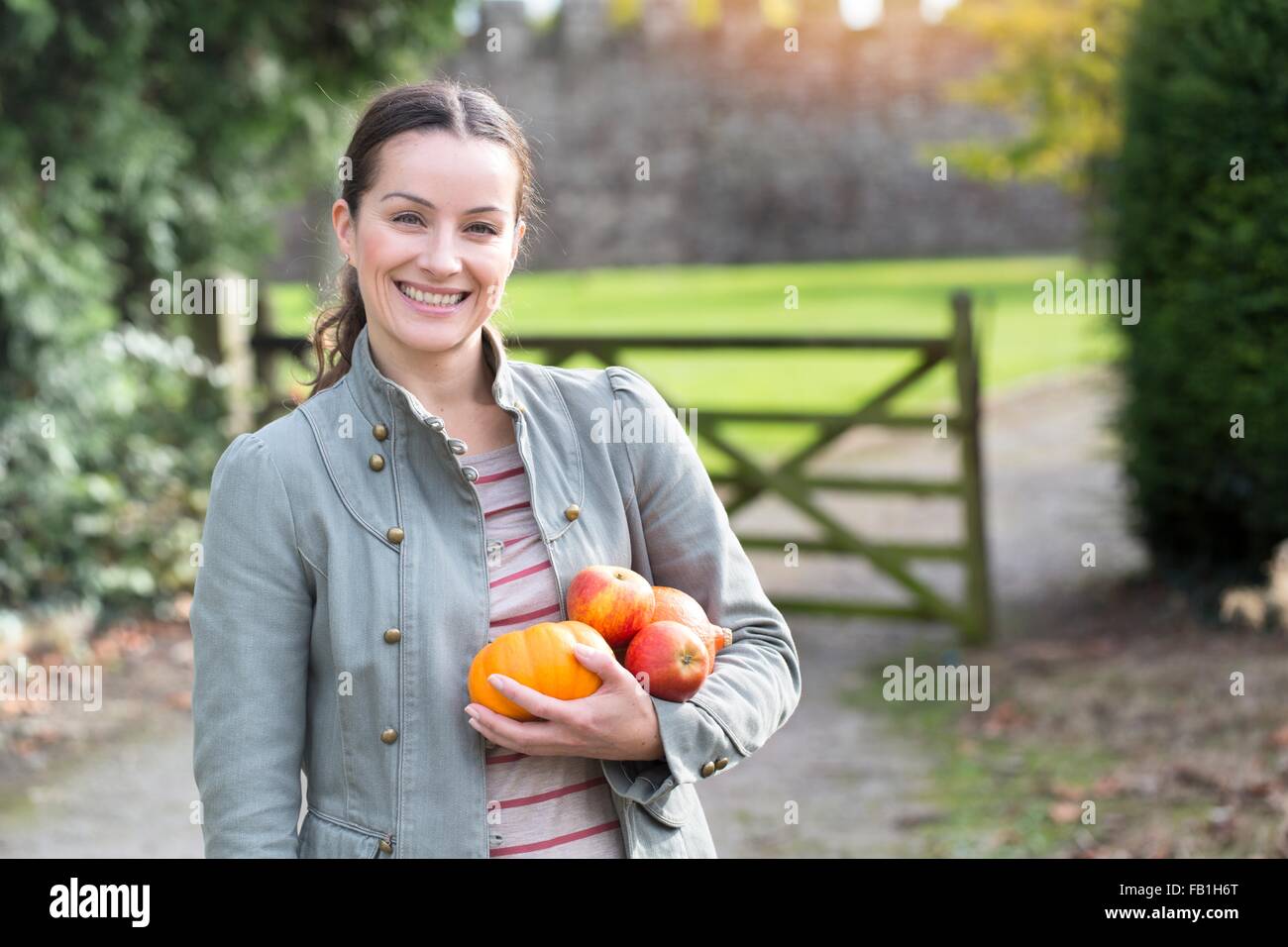 Portrait de femme tenant à la citrouille et pommes Château de Thornbury, South Gloucestershire, Royaume-Uni Banque D'Images Portrait de femme tenant à la citrouille et pommes Château de Thornbury, South Gloucestershire, Royaume-Uni Banque D'Images