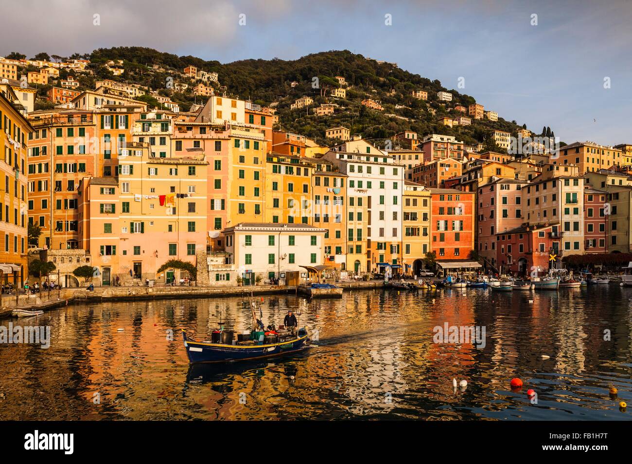 Bateau de pêche de quitter le port, Camogli, ligurie, italie Banque D'Images